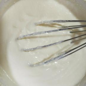 用手动打蛋器搅打至细腻顺滑。