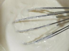 用手动打蛋器搅打至细腻顺滑。