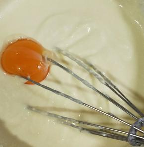 分六次加入蛋黄，每次搅拌均匀后再加入下一个。