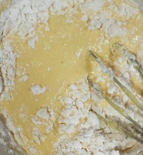 低粉和玉米淀粉混合后过筛后加入，混合至看不见干粉。