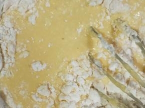 低粉和玉米淀粉混合后过筛后加入，混合至看不见干粉。