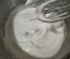 蛋清加白醋，分三次加细砂糖，打至小弯钩状态即可。