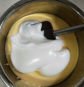 将奶酪糊和蛋白霜分三次翻拌、切拌均匀。