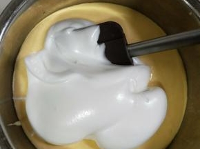 将奶酪糊和蛋白霜分三次翻拌、切拌均匀。