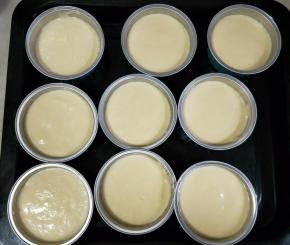 装入模具中，烤盘里放1厘米左右的水。