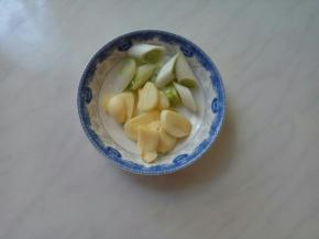 准备葱花、蒜片。