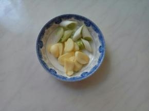 准备葱花、蒜片。