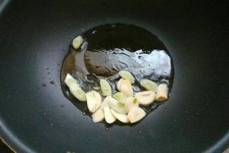 热油爆香葱花、蒜片。