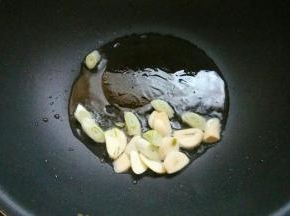 热油爆香葱花、蒜片。