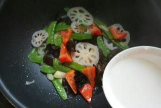 淀粉加清水，调成薄芡汁，分次加入，蔬菜裹匀芡汁出锅。