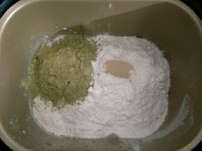 面团材料除黄油外，其他材料全部放进面包机，开启和面程序揉20分钟