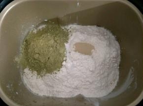 面团材料除黄油外，其他材料全部放进面包机，开启和面程序揉20分钟