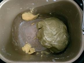 揉一个程序后，加入软化的黄油揉到扩展阶段，可以扯出不易破裂的略透明薄膜