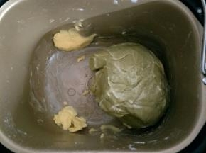 揉一个程序后，加入软化的黄油揉到扩展阶段，可以扯出不易破裂的略透明薄膜