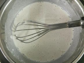 等面团发酵期间可以做麻薯馅料，糯米粉、玉米淀粉、白糖、牛奶全部混合均匀