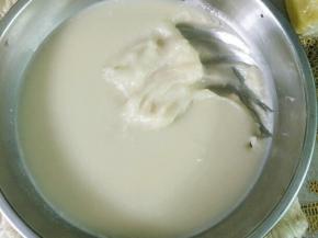 锅里水烧开，包住保鲜膜上锅蒸15分钟，蒸到麻薯凝固即可