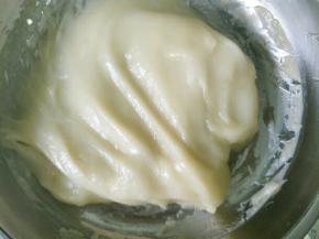 趁热加入黄油用刮刀拌一拌揉均匀，小心烫手哦！