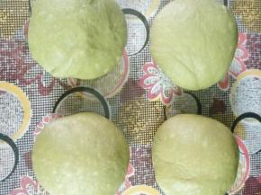 发酵好的抹茶面团排气均分成4份，滚圆包住保鲜膜松弛15分钟