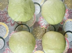 发酵好的抹茶面团排气均分成4份，滚圆包住保鲜膜松弛15分钟