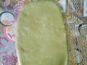 取一个面团擀长