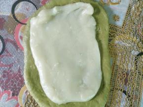 麻薯带一次性手套撑开，比面团小一些