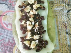 铺上蜜红豆、烤香的核桃仁，从上往下卷起，捏紧收口