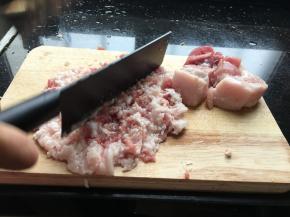 五花肉洗净后剁肉蓉，越细越好哦