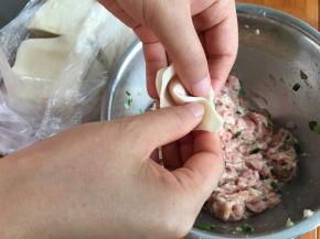 左方向蘸点水中指向里捏右侧直接和左侧粘在一起即可