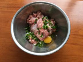 剁好的肉馅儿加入鸡蛋，少许葱花，盐