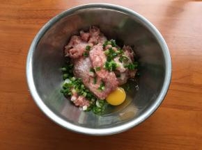 剁好的肉馅儿加入鸡蛋，少许葱花，盐