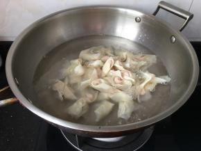 锅里烧水沸腾后加抄手大火煮至漂浮