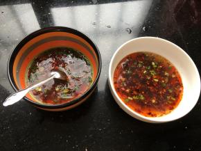 加锅里煮过抄手的汤水放入碗里