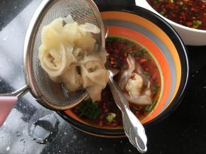 用漏勺把抄手漏出来装上即可