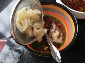 用漏勺把抄手漏出来装上即可