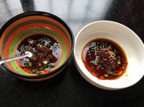 取碗放入辣椒油，生抽，陈醋，鸡精，葱花，蒜蓉，用勺子舀一坨猪油，（由于没有高汤）（辣椒油里面已经放了很多花椒和花椒粉和很多香料）