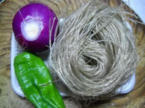 准备好猪肉、粉丝、青椒、洋葱。