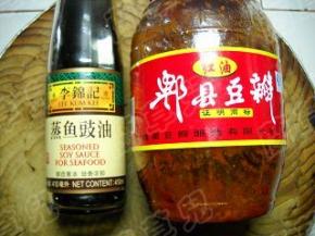 准备好郫县豆瓣和蒸鱼豉油。