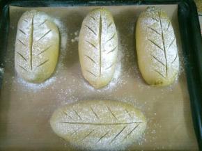 发酵好表面筛高粉，用刀片割出自己喜欢的造型，入预热好的烤箱中175度烤20分钟，表面上色及时盖锡纸