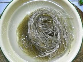红薯粉丝提前用温水泡发。