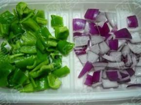 青椒、洋葱洗净，切小块备用。
