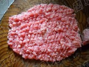 猪肉洗净，剁成末。