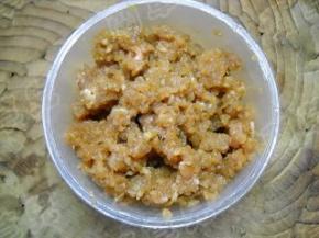 猪肉末加入生抽、淀粉拌好，腌制1小时备用。