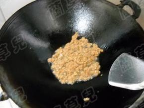 锅中油烧热，下入肉末滑散。