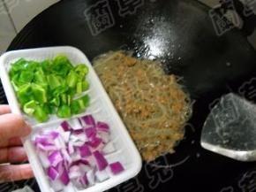 倒入青椒和洋葱，炒匀。