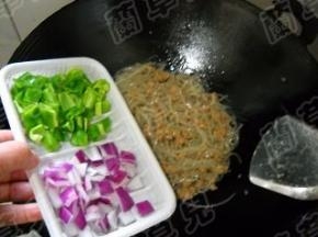 倒入青椒和洋葱，炒匀。