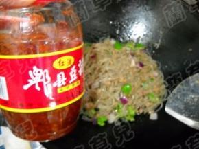 加入郫县豆瓣、蒸鱼豉油、黑胡椒粉，炒匀；调好味即可装盘。