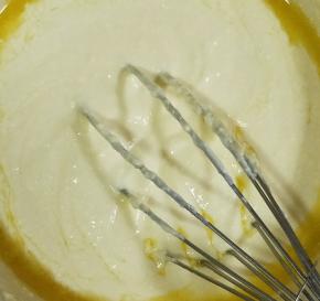 黄油提前黄油提前融化成液体，加入奶酪糊中。