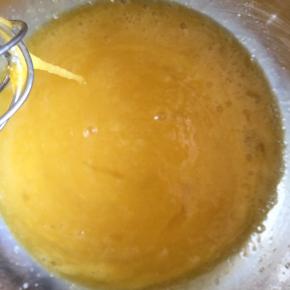 搅拌鸡蛋和糖的混合物，稍微打到就可以，不要打发。打散就可以了。