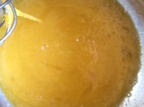 搅拌鸡蛋和糖的混合物，稍微打到就可以，不要打发。打散就可以了。