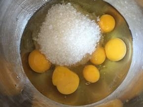 加入白砂糖，静置20分钟。等糖稍微融化一下。